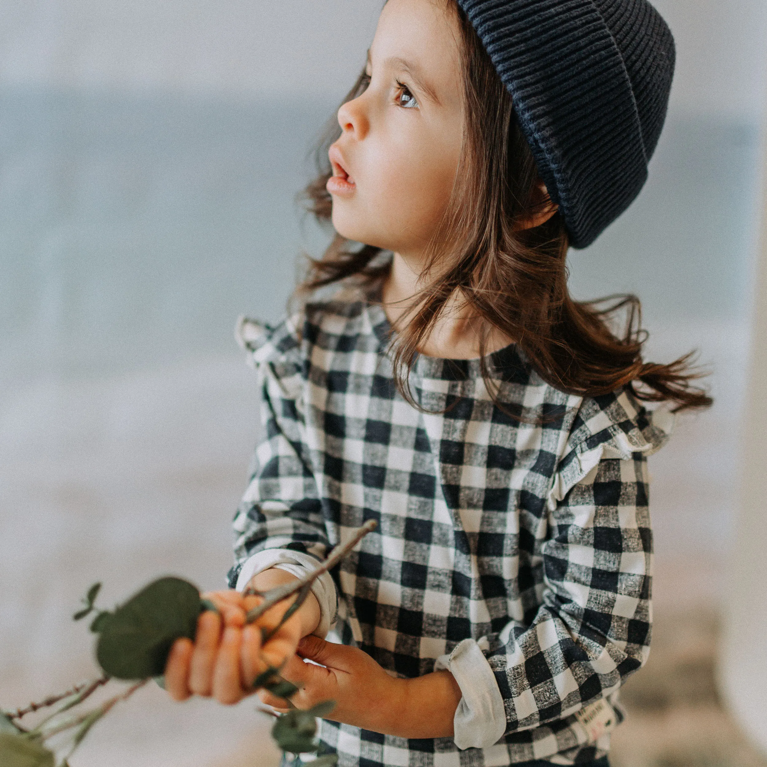 T-shirt marine et crème à carreaux avec manches longues en jersey, bébé || Plaid navy and cream t-shirt with long sleeves in jersey, baby